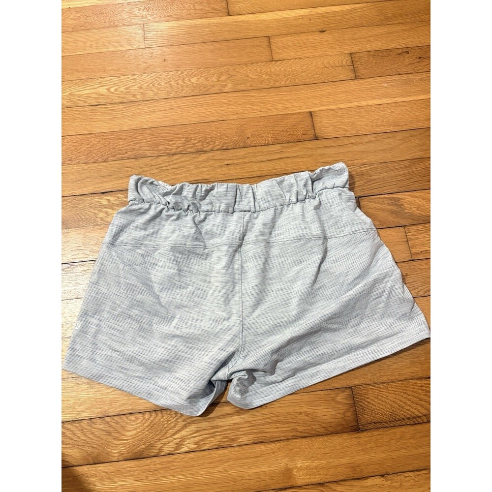 Lululemon Size 6 On The Fly Shorts White Stripes - Picture 3 of 6